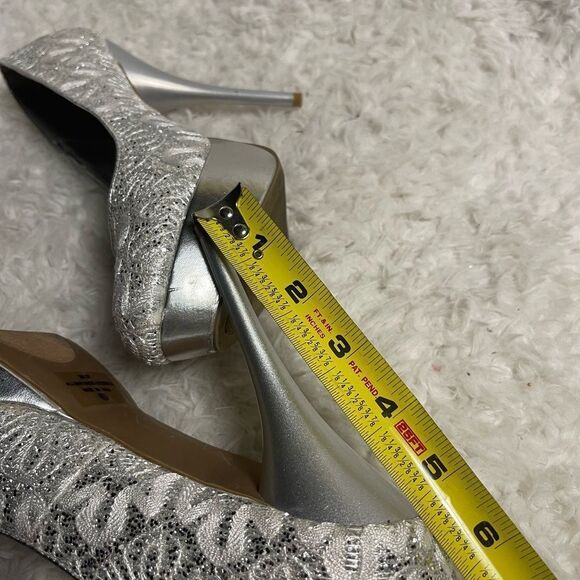 Coloriffics fabric white lace & silver iridescent silver platform heels SZ8.5 - Picture 9 of 11